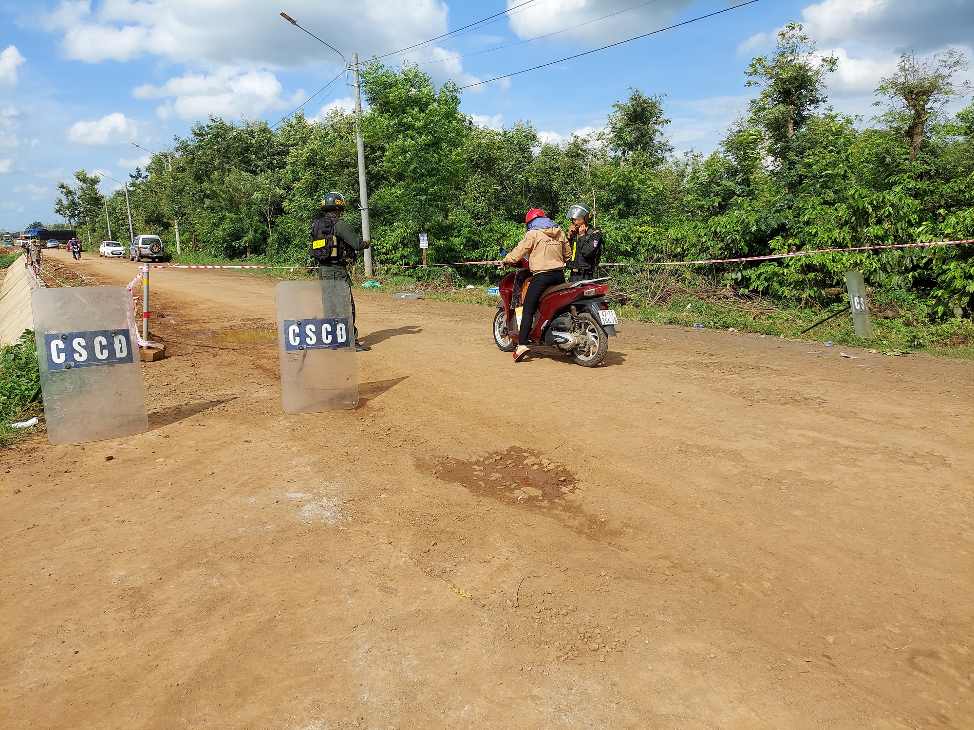 Bắt giữ 16 nghi phạm tấn công 2 trụ sở công an xã ở Đắk Lắk - Ảnh 1.
