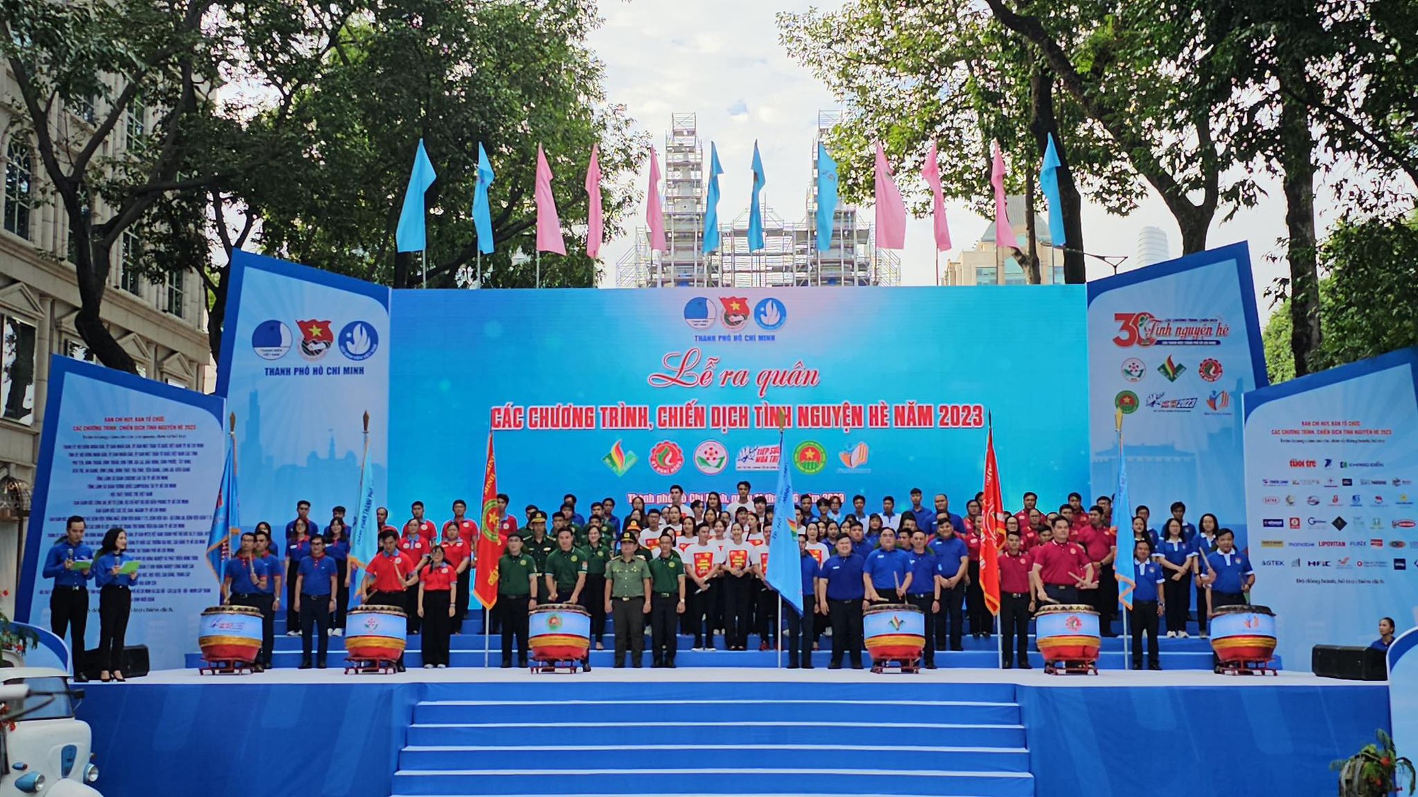 C&ocirc;ng an TP HCM xử l&yacute; h&agrave;ng loạt người d&aacute;n quảng c&aacute;o h&uacute;t hầm cầu - Ảnh 1.