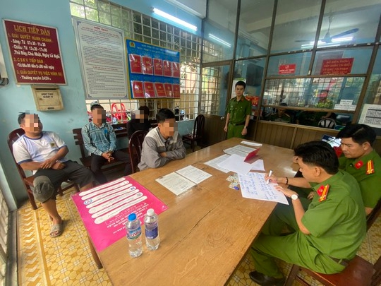 Công an TP HCM xử lý người dán quảng cáo "hút hầm cầu"