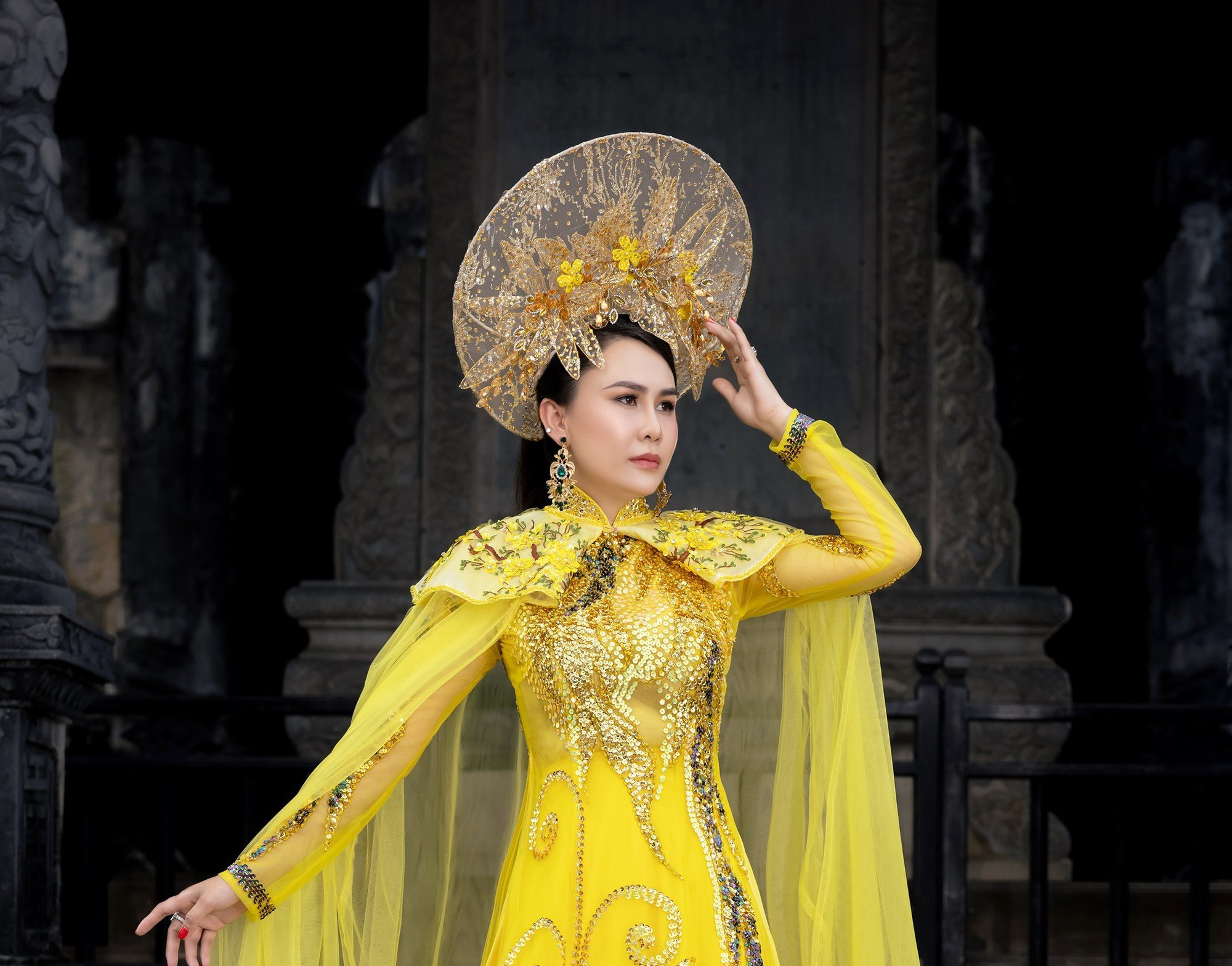 Hoa hậu Lý Kim Ngân thả dáng đẹp với áo dài trong lăng Khải Định