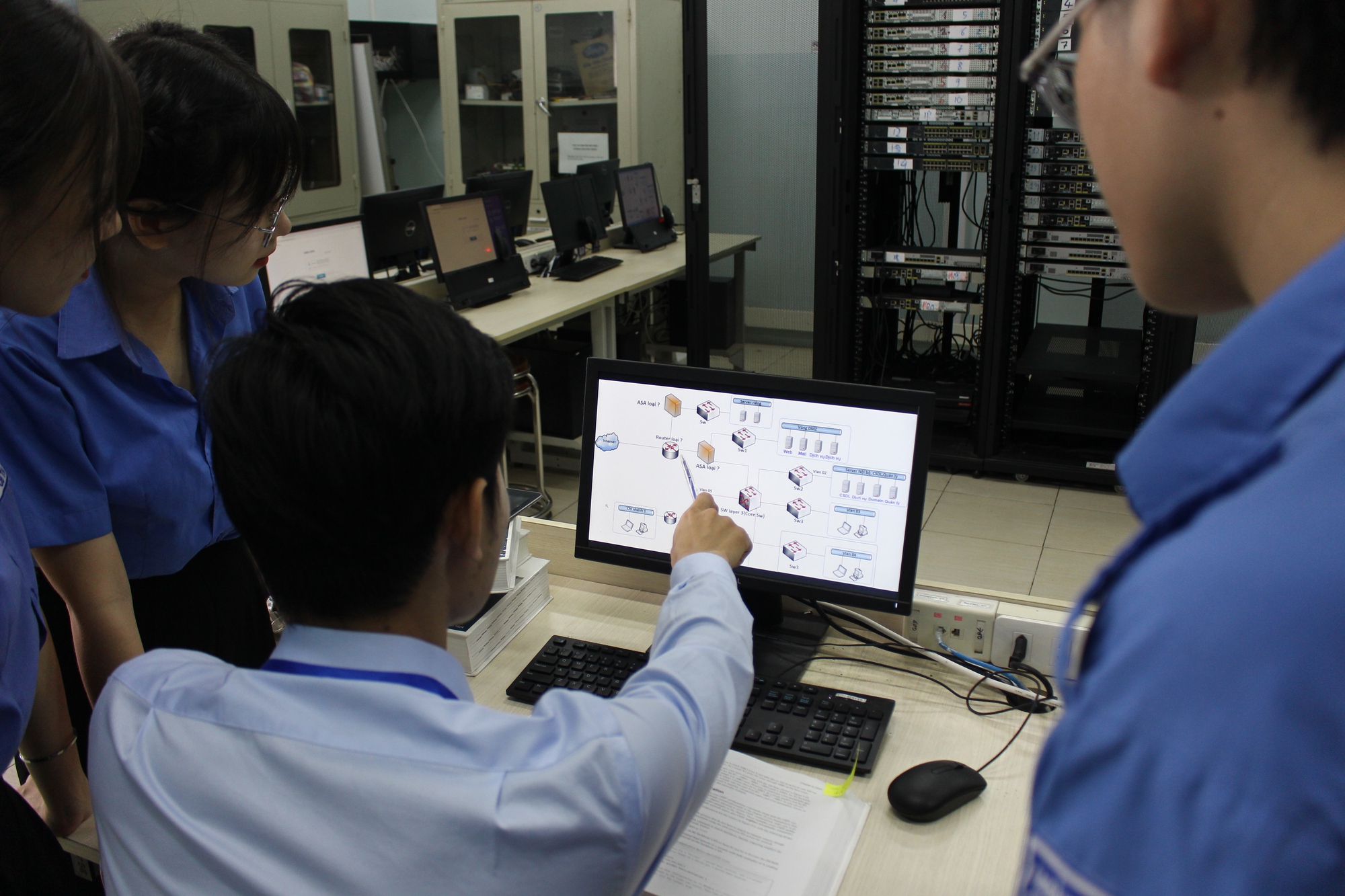 Giảm 50-70% học ph&iacute; cho th&iacute; sinh nữ tr&uacute;ng tuyển c&aacute;c ng&agrave;nh kỹ thuật - Ảnh 4.