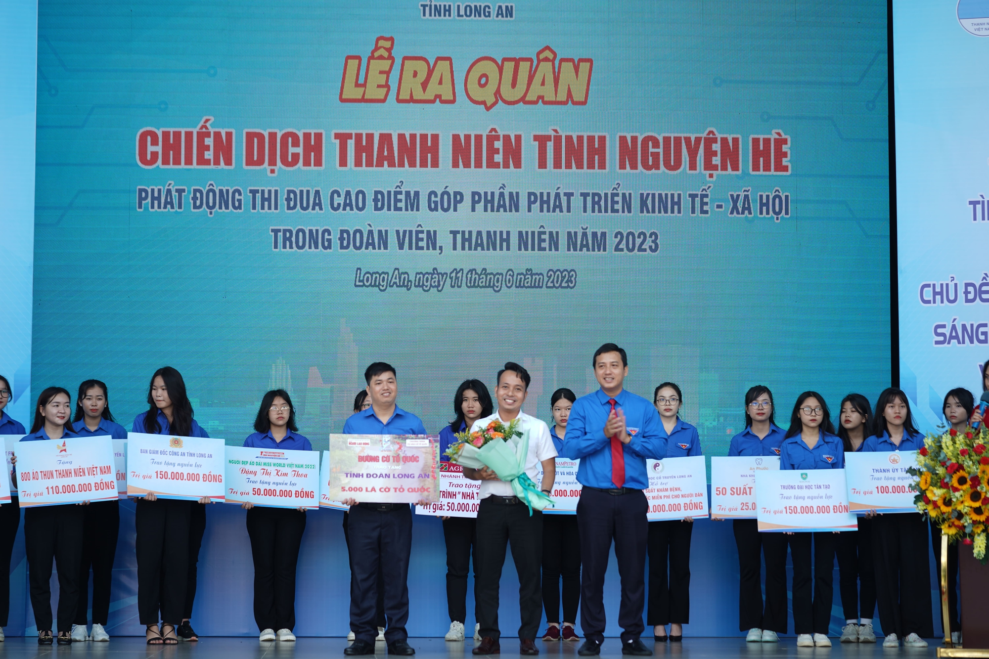 5.000 lá cờ Tổ quốc đến với Long An
