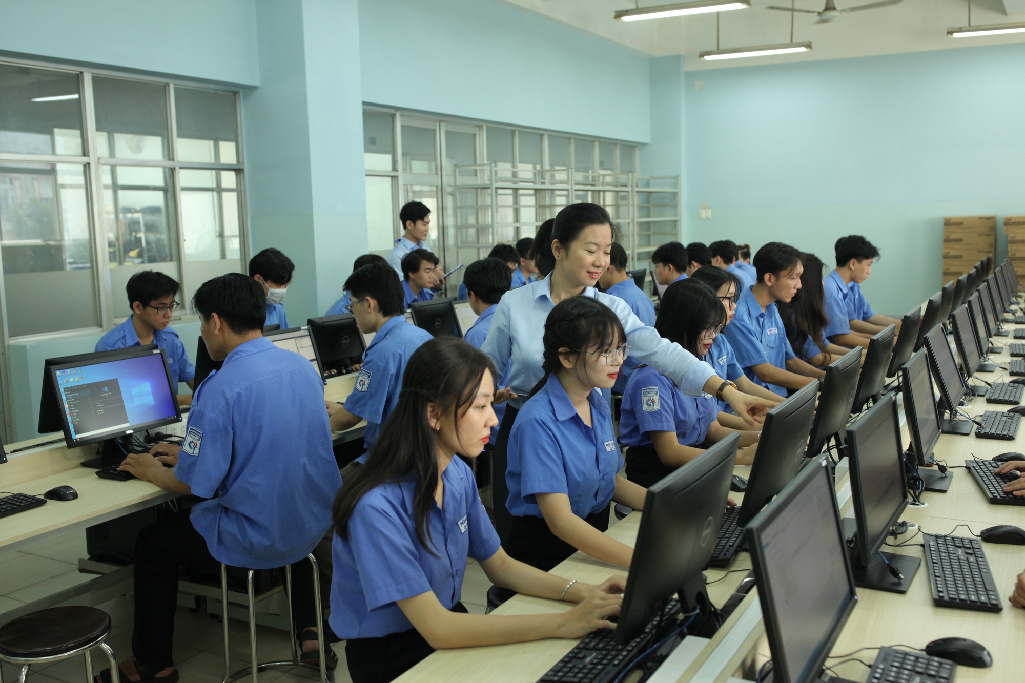 Giảm 50-70% học ph&iacute; cho th&iacute; sinh nữ tr&uacute;ng tuyển c&aacute;c ng&agrave;nh kỹ thuật - Ảnh 3.