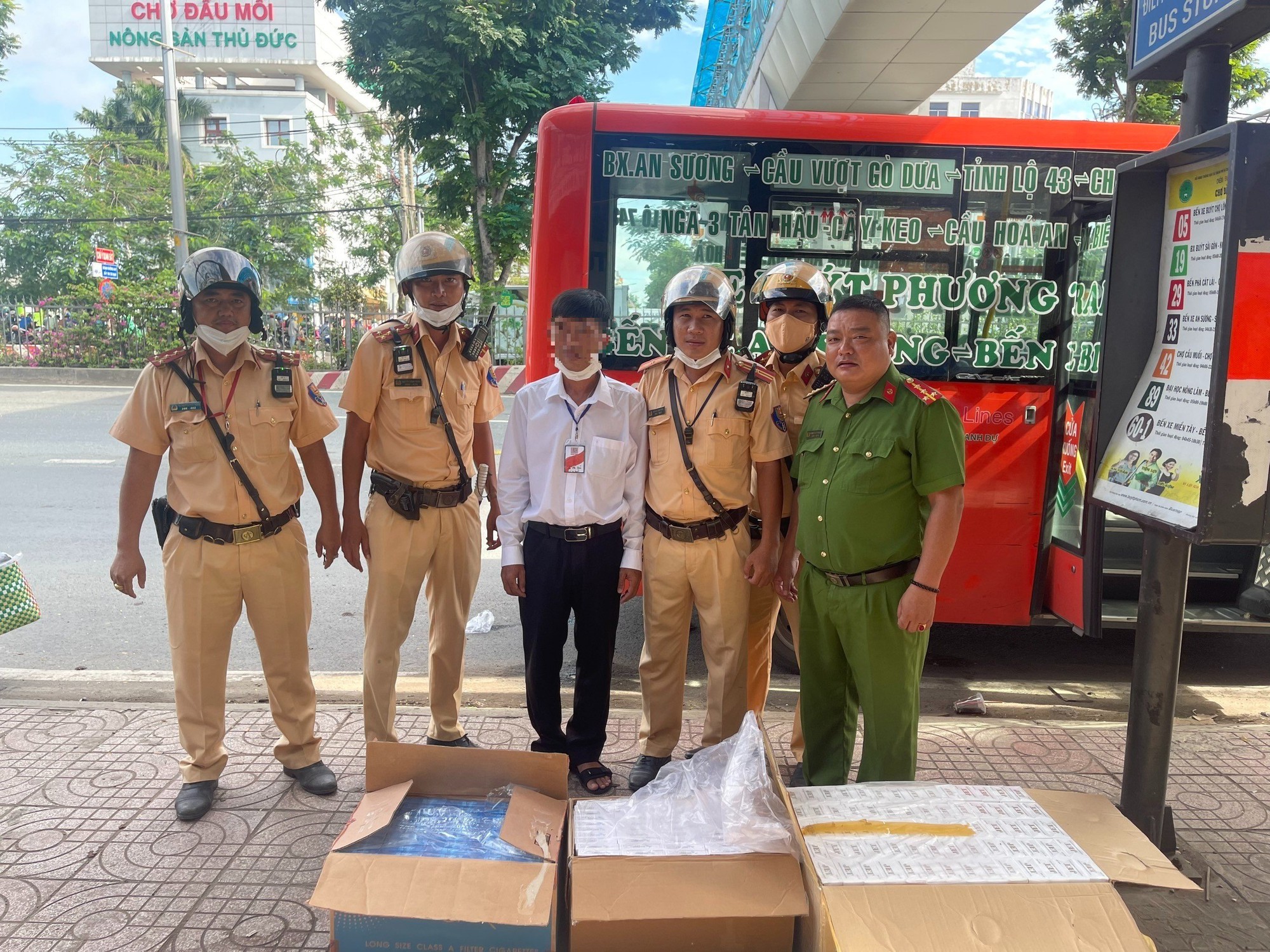 TP HCM: Phát hiện xe buýt chở... đầy thuốc lá!