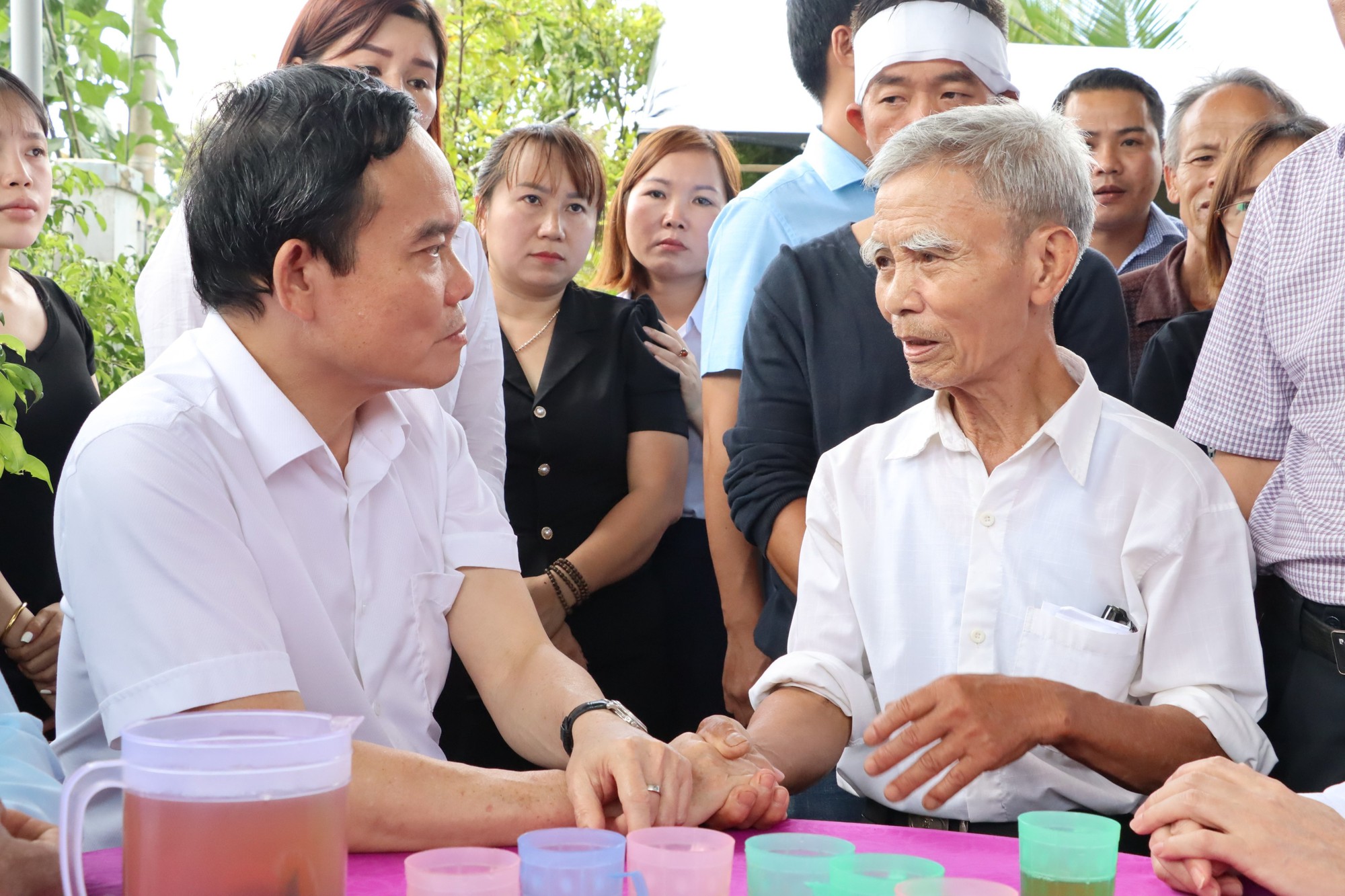 Vụ tấn c&ocirc;ng trụ sở x&atilde; ở Đắk Lắk: Hỗ trợ gia đ&igrave;nh vượt qua nỗi đau - Ảnh 2.