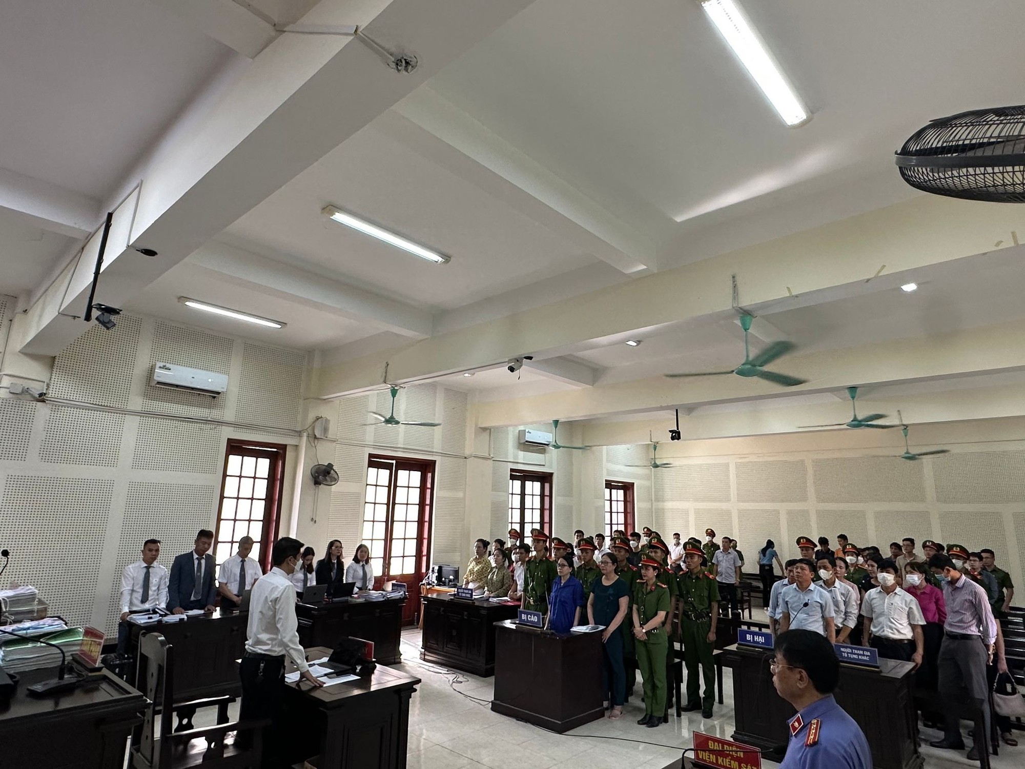 Xử ph&uacute;c thẩm cựu gi&aacute;m đốc trung t&acirc;m gi&aacute;o dục ở Nghệ An - Ảnh 1.