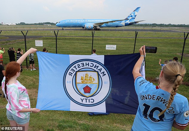 Man City tưng bừng hồi hương, chờ tiệc mừng ng&ocirc;i v&ocirc; địch ch&acirc;u &Acirc;u - Ảnh 5.