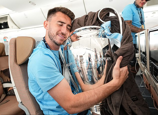 Man City tưng bừng hồi hương, chờ tiệc mừng ng&ocirc;i v&ocirc; địch ch&acirc;u &Acirc;u - Ảnh 8.