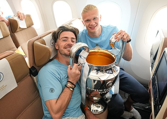 Man City tưng bừng hồi hương, chờ tiệc mừng ng&ocirc;i v&ocirc; địch ch&acirc;u &Acirc;u - Ảnh 6.