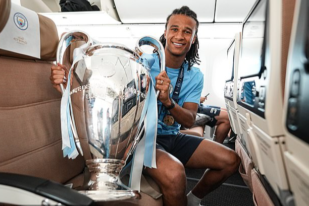 Man City tưng bừng hồi hương, chờ tiệc mừng ng&ocirc;i v&ocirc; địch ch&acirc;u &Acirc;u - Ảnh 9.