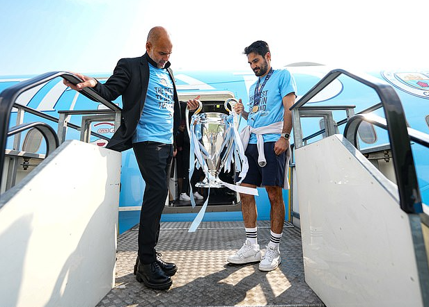 Man City tưng bừng hồi hương, chờ tiệc mừng ng&ocirc;i v&ocirc; địch ch&acirc;u &Acirc;u - Ảnh 2.