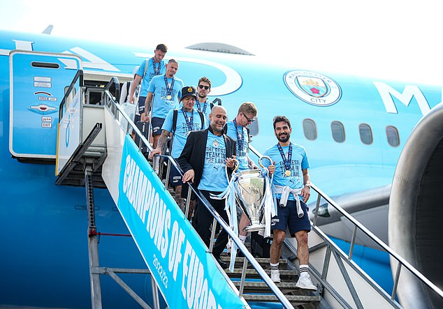 Man City tưng bừng hồi hương, chờ tiệc mừng ng&ocirc;i v&ocirc; địch ch&acirc;u &Acirc;u - Ảnh 10.