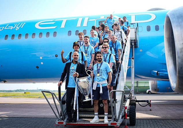 Man City tưng bừng hồi hương, chờ tiệc mừng ngôi vô địch châu Âu