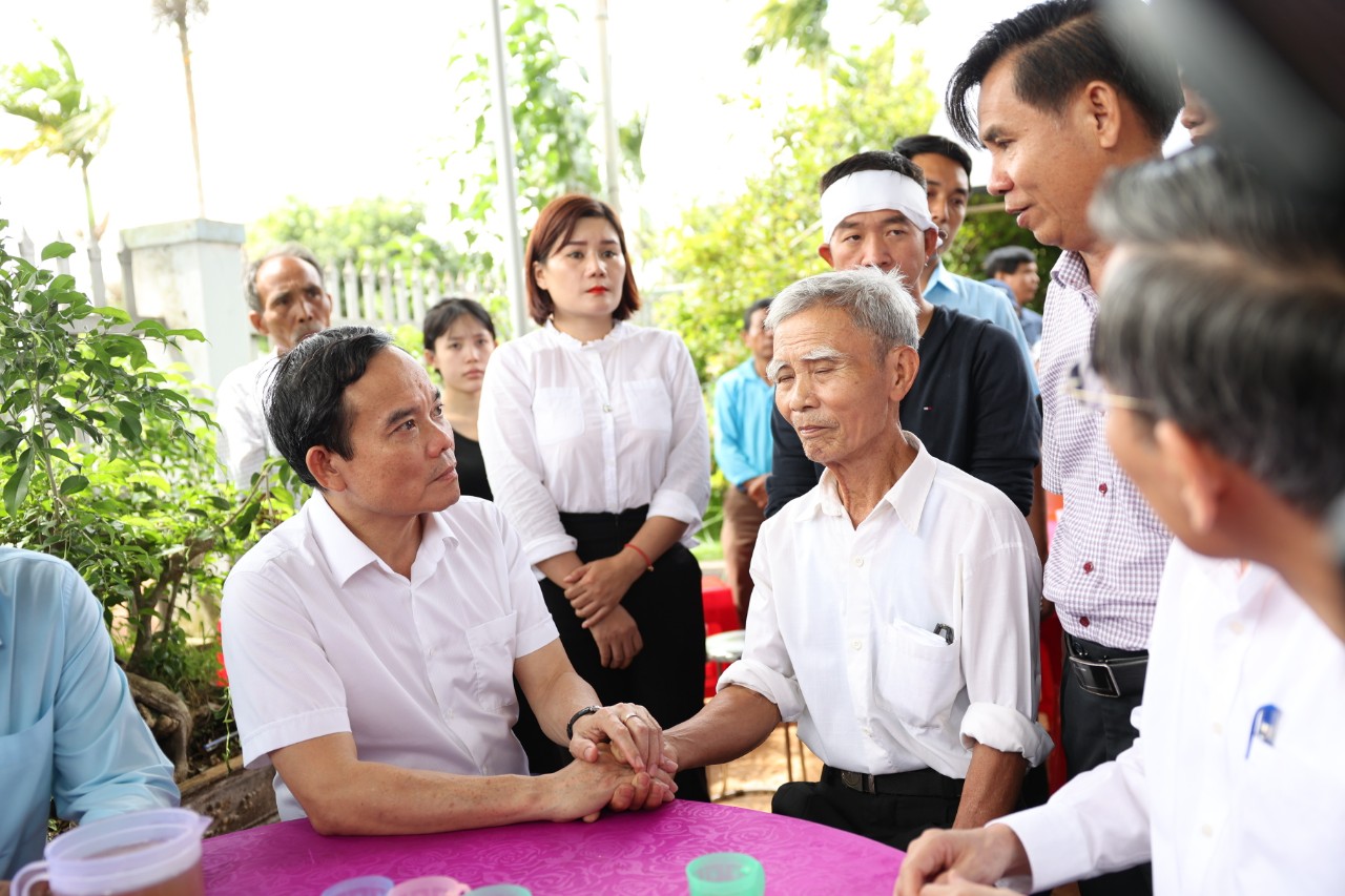 Ph&oacute; Thủ tướng Trần Lưu Quang thăm, viếng c&aacute;c nạn nh&acirc;n vụ nổ s&uacute;ng tại Đắk Lắk - Ảnh 1.
