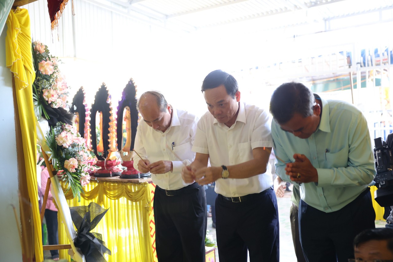 Phó Thủ tướng Trần Lưu Quang thăm, viếng các nạn nhân vụ nổ súng tại Đắk Lắk