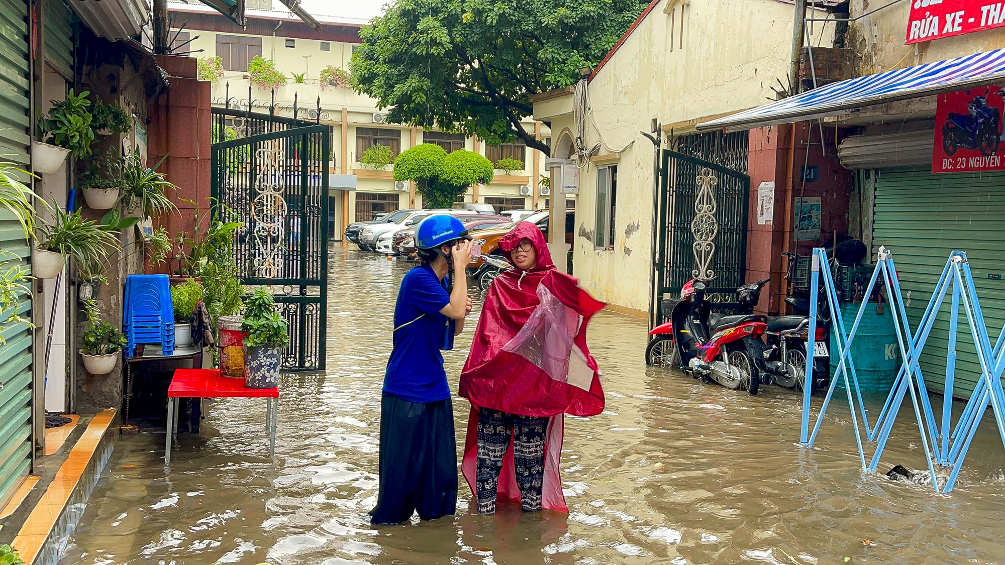 H&agrave; Nội đ&oacute;n cơn mưa giải nhiệt bất chợt khiến nhiều tuyến phố ngập s&acirc;u - Ảnh 9.