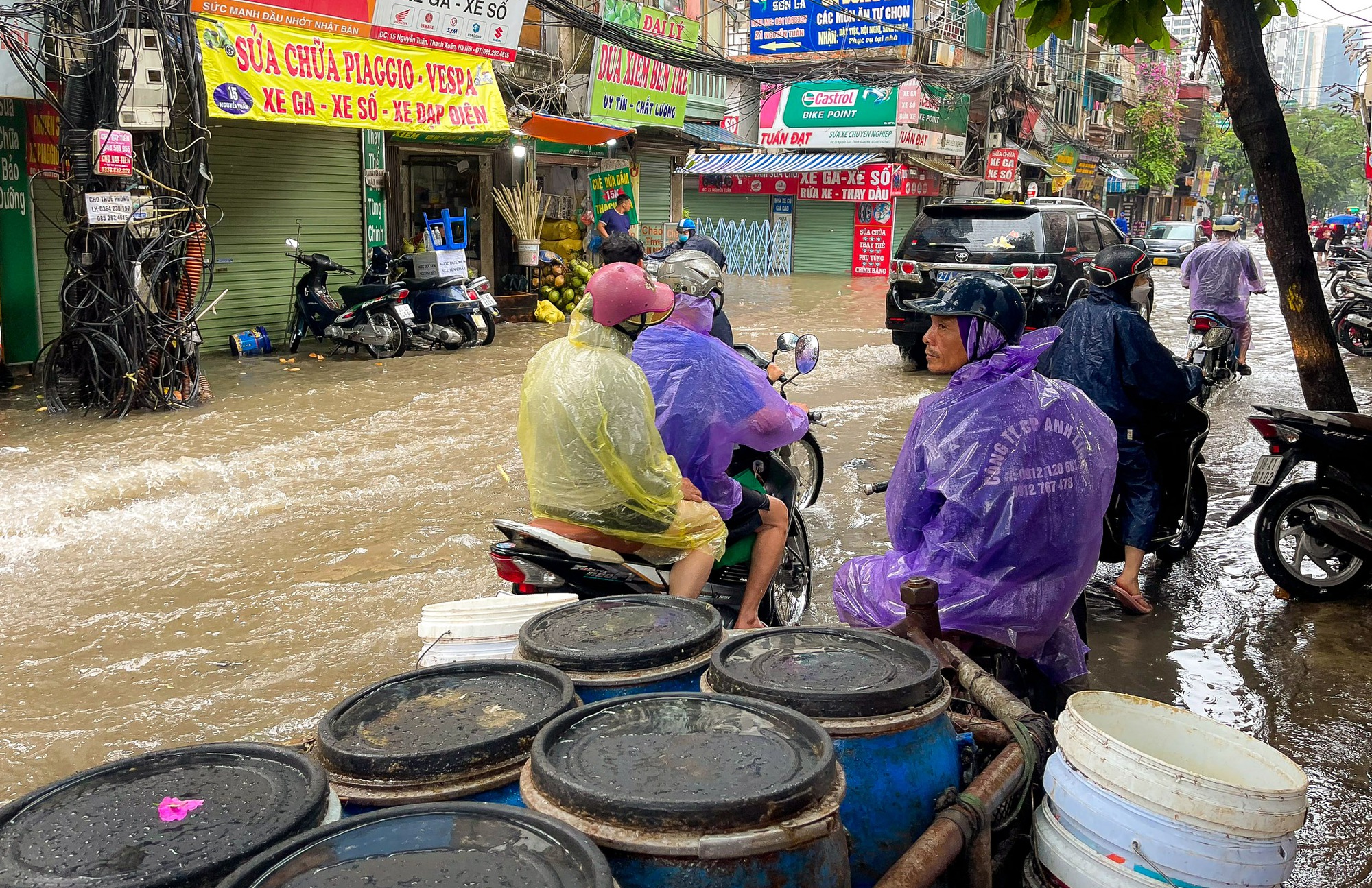 H&agrave; Nội đ&oacute;n cơn mưa giải nhiệt bất chợt khiến nhiều tuyến phố ngập s&acirc;u - Ảnh 8.