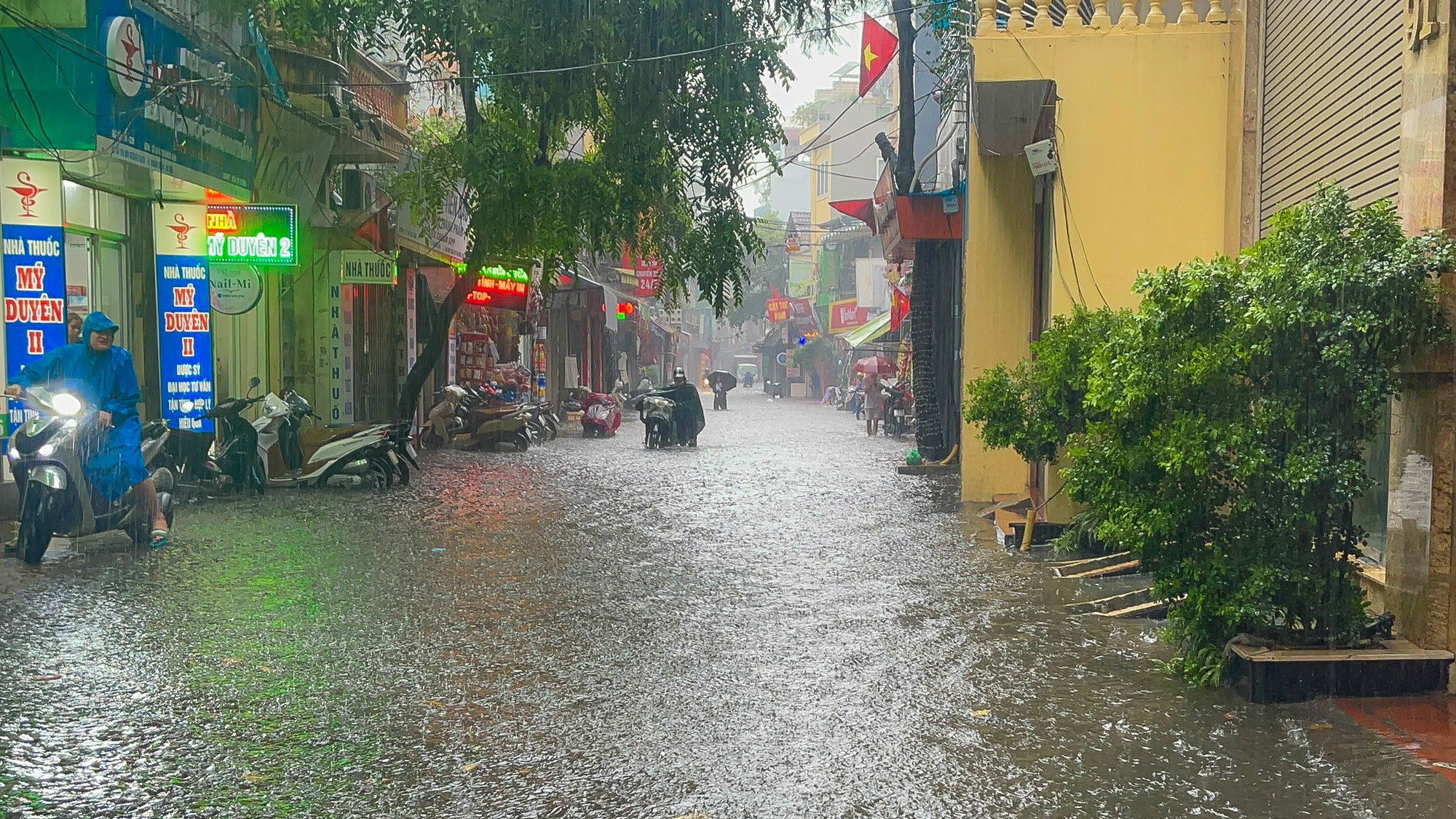 H&agrave; Nội đ&oacute;n cơn mưa giải nhiệt bất chợt khiến nhiều tuyến phố ngập s&acirc;u - Ảnh 1.