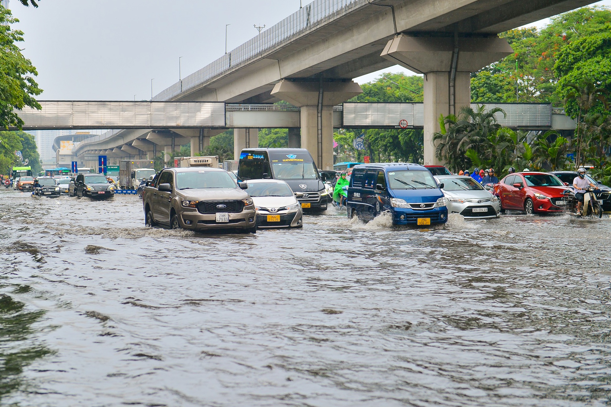 H&agrave; Nội đ&oacute;n cơn mưa giải nhiệt bất chợt khiến nhiều tuyến phố ngập s&acirc;u - Ảnh 3.