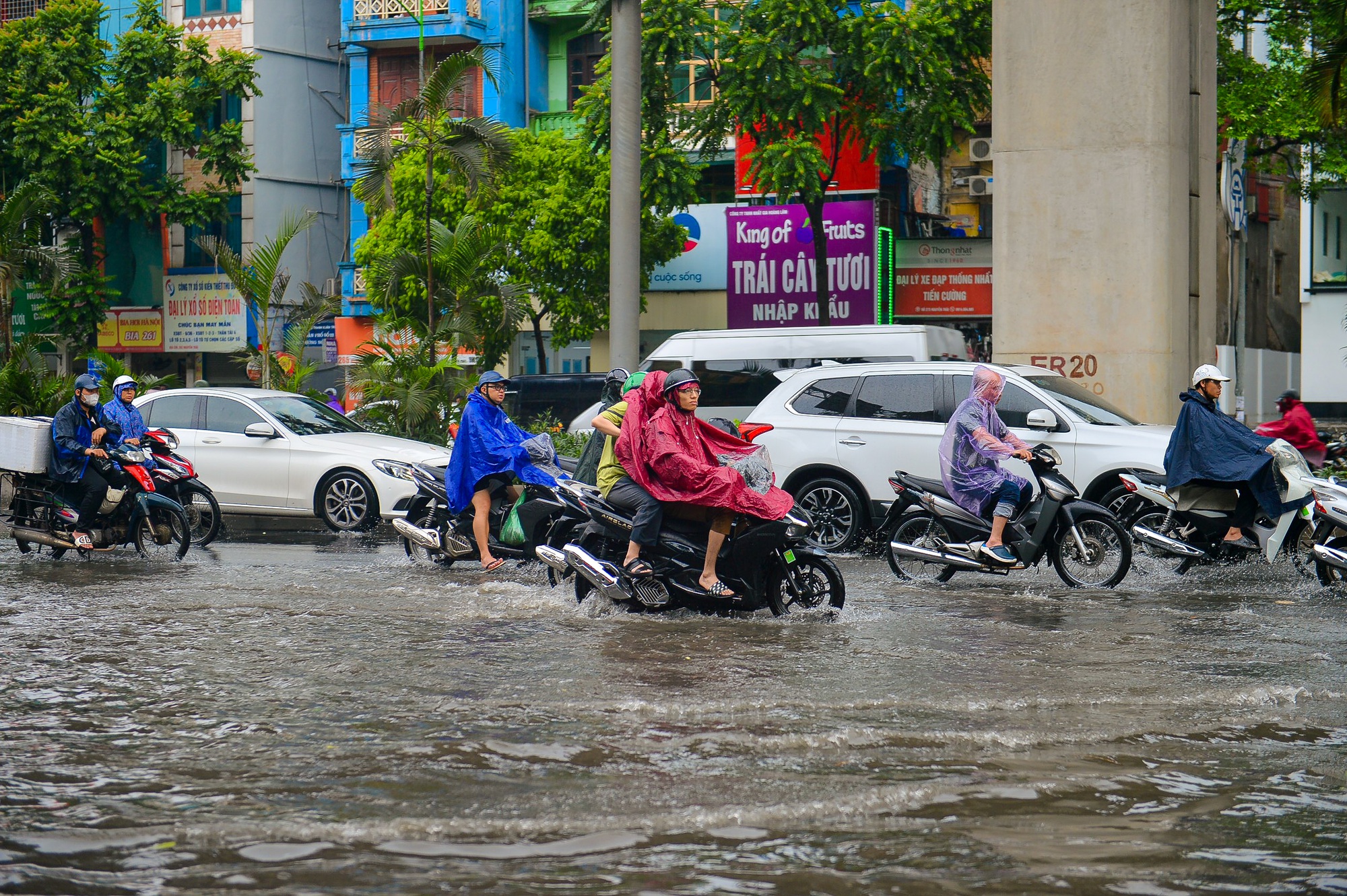 H&agrave; Nội đ&oacute;n cơn mưa giải nhiệt bất chợt khiến nhiều tuyến phố ngập s&acirc;u - Ảnh 6.