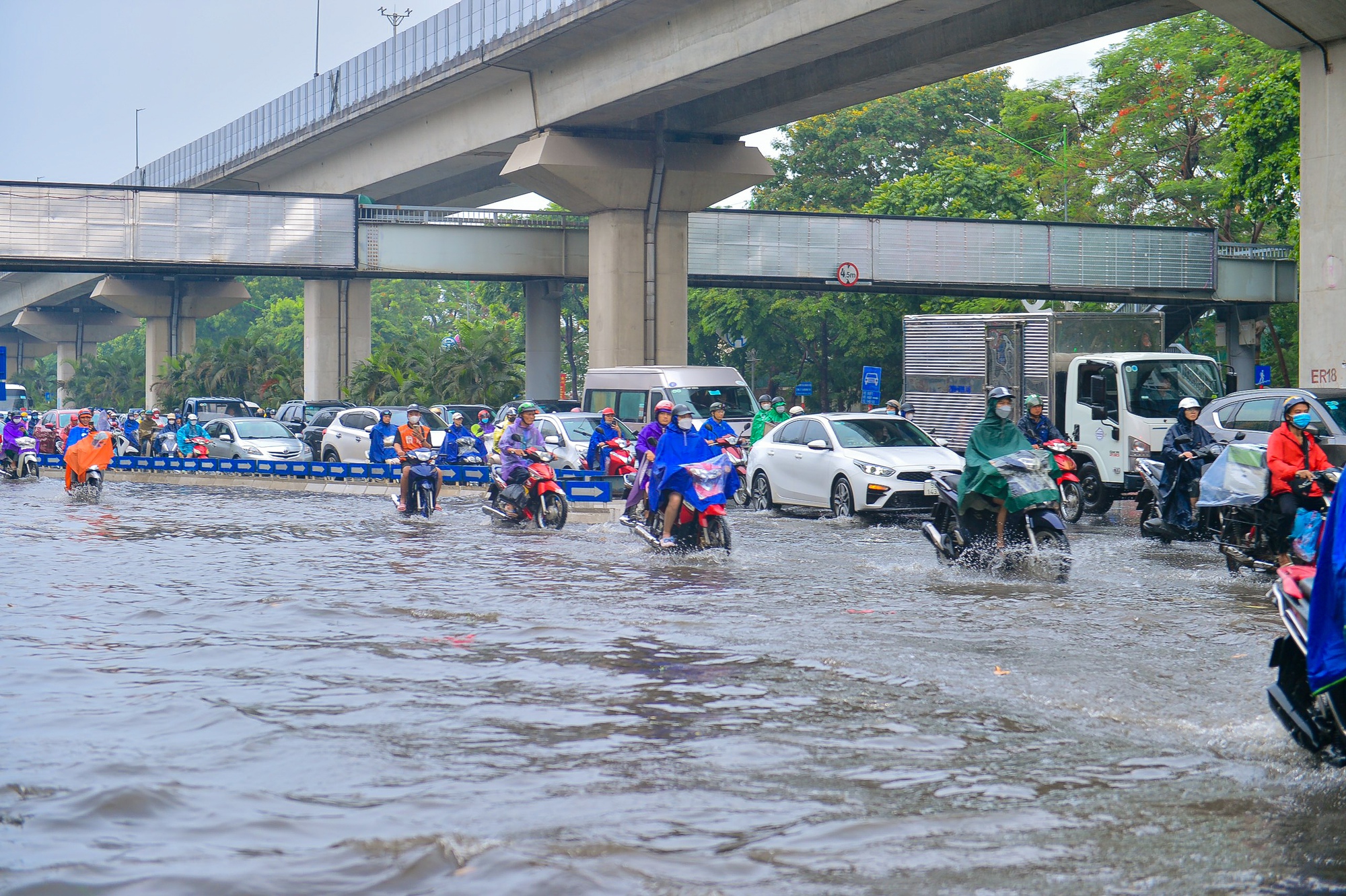 H&agrave; Nội đ&oacute;n cơn mưa giải nhiệt bất chợt khiến nhiều tuyến phố ngập s&acirc;u - Ảnh 5.