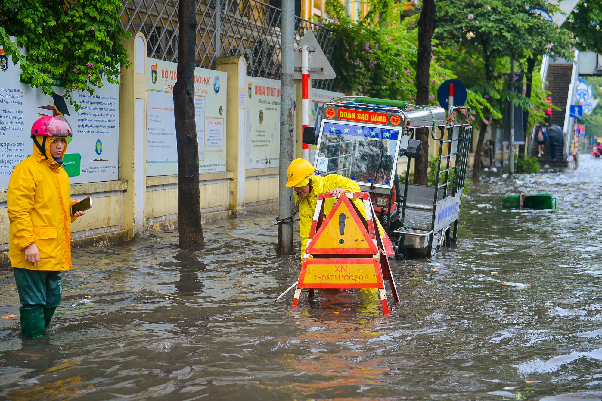 H&agrave; Nội đ&oacute;n cơn mưa giải nhiệt bất chợt khiến nhiều tuyến phố ngập s&acirc;u - Ảnh 12.