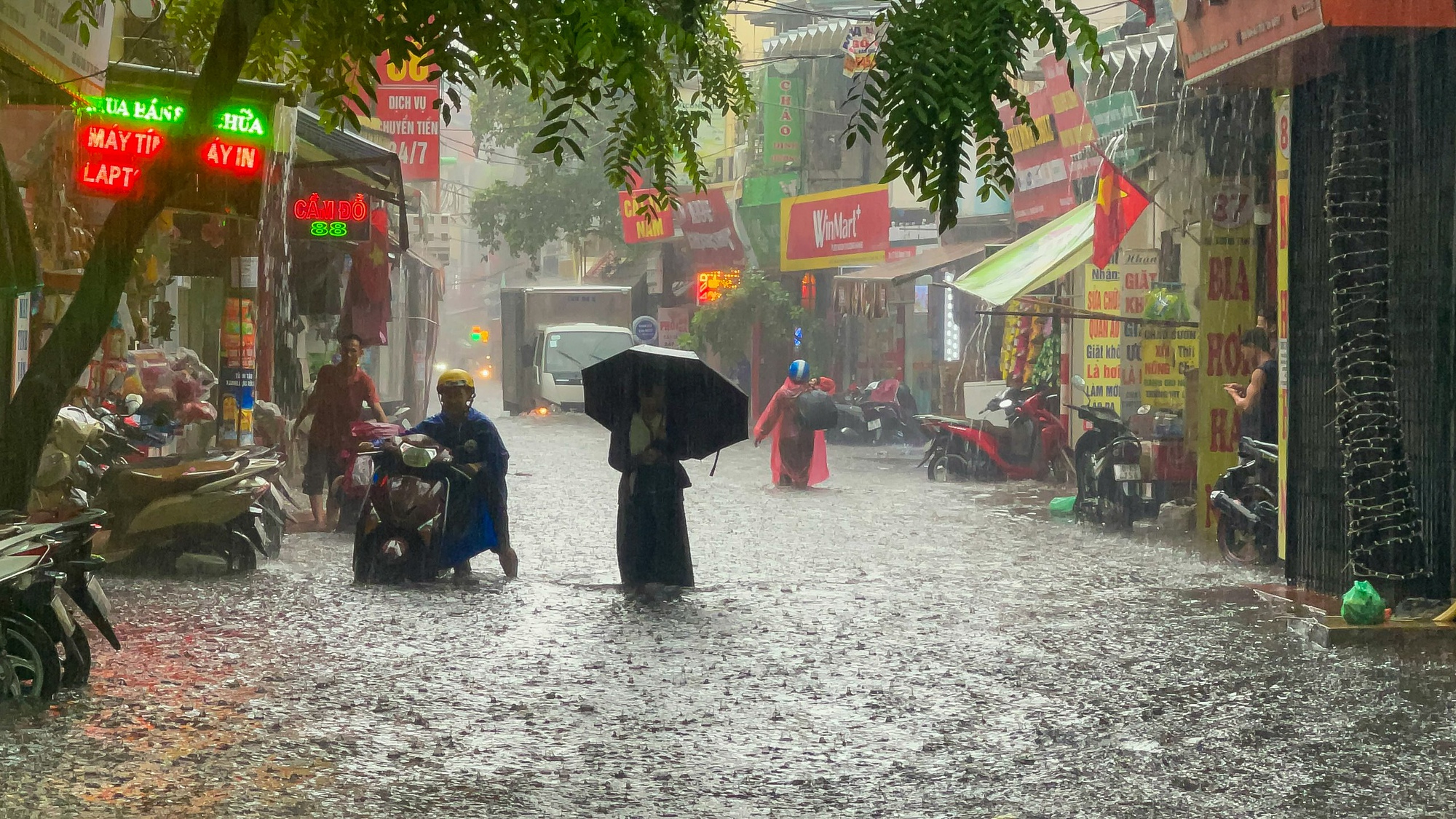 H&agrave; Nội đ&oacute;n cơn mưa giải nhiệt bất chợt khiến nhiều tuyến phố ngập s&acirc;u - Ảnh 2.