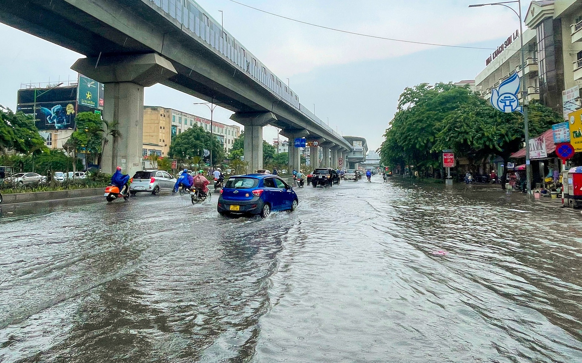 H&agrave; Nội đ&oacute;n cơn mưa giải nhiệt bất chợt khiến nhiều tuyến phố ngập s&acirc;u - Ảnh 4.