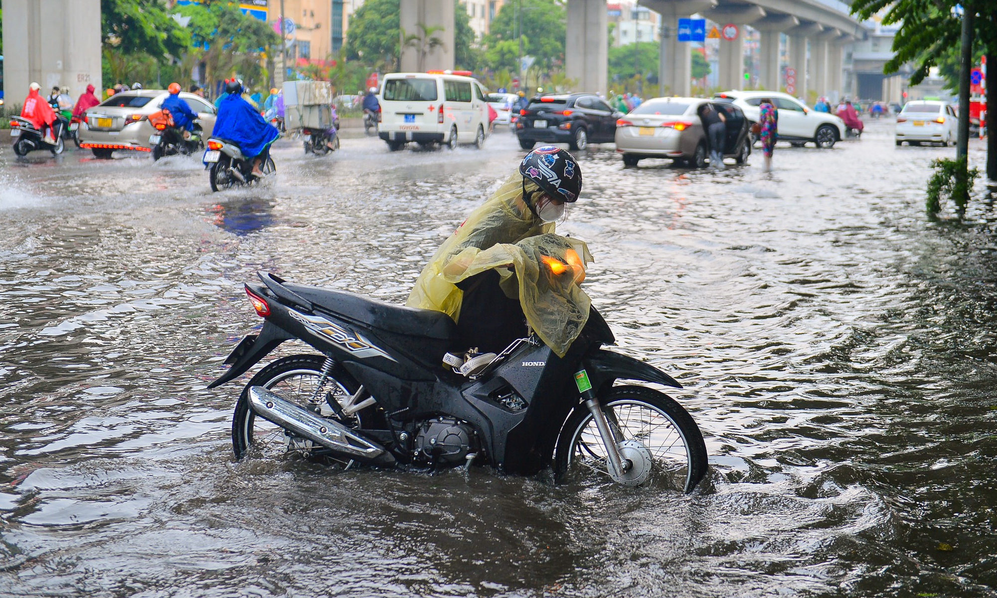 Hà Nội đón cơn mưa giải nhiệt bất chợt khiến nhiều tuyến phố ngập sâu