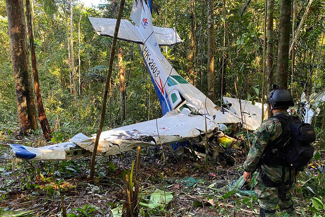Vụ ph&eacute;p mầu Colombia: Mẹ 4 đứa trẻ sống th&ecirc;m 4 ng&agrave;y sau khi m&aacute;y bay rơi - Ảnh 2.