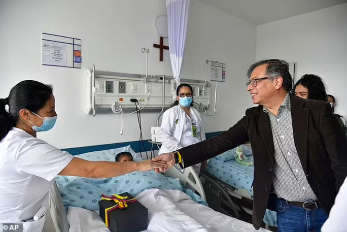 Vụ ph&eacute;p mầu Colombia: Mẹ 4 đứa trẻ sống th&ecirc;m 4 ng&agrave;y sau khi m&aacute;y bay rơi - Ảnh 7.