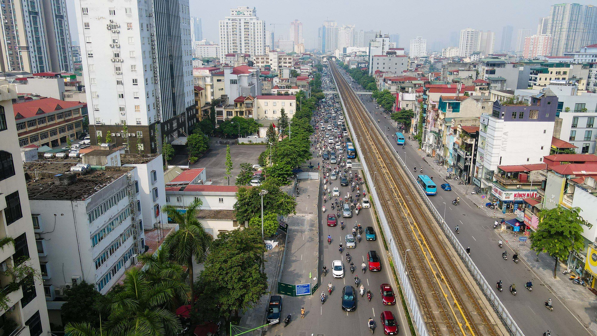 CLIP: Cận cảnh "lô cốt" khiến giao thông đường Nguyễn Trãi ùn ứ kéo dài giờ cao điểm