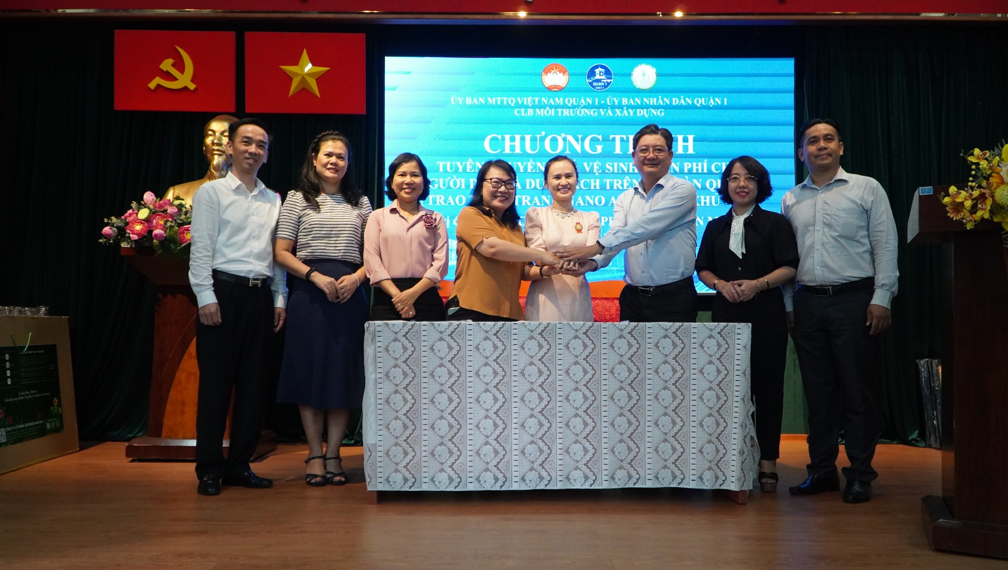 TP HCM: Tặng tranh cho các quán cà phê hỗ trợ nhà vệ sinh miễn phí - Ảnh 1.
