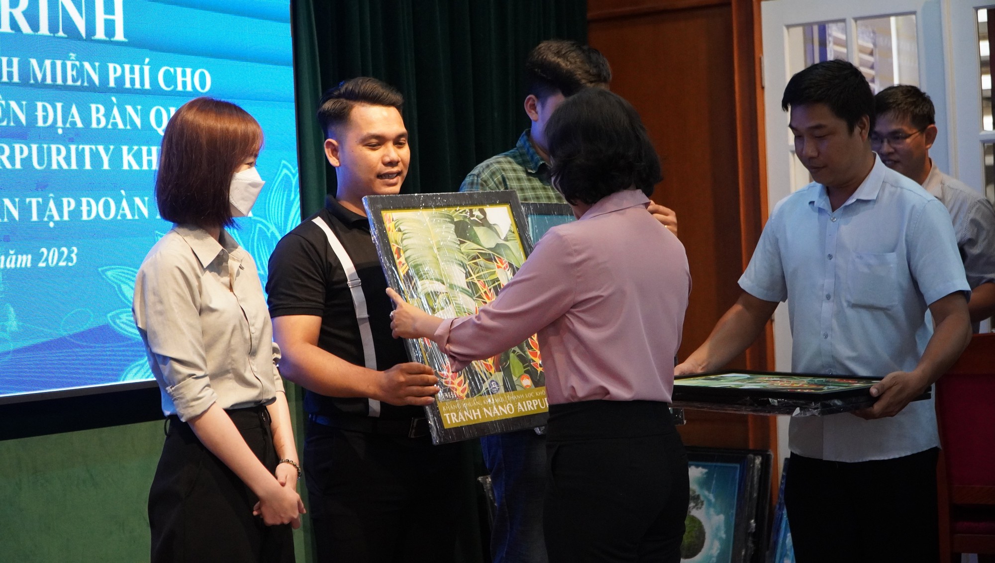 TP HCM: Tặng tranh cho các quán cà phê hỗ trợ nhà vệ sinh miễn phí - Ảnh 2.