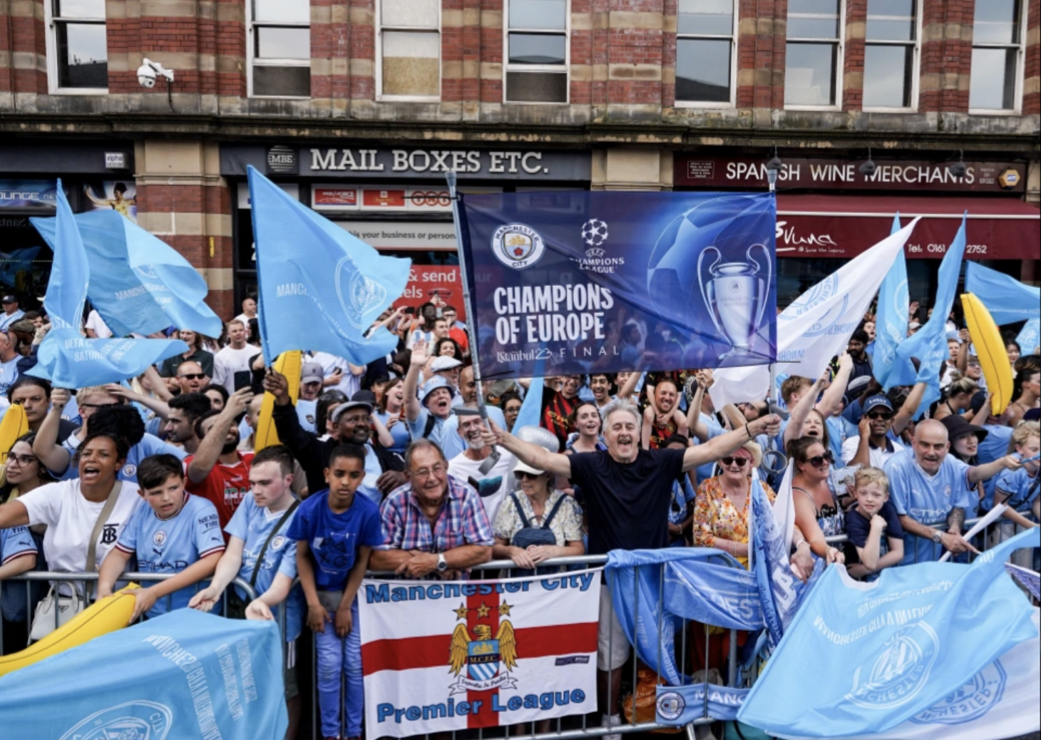 Man City diễu h&agrave;nh mừng c&ocirc;ng, 100.000 CĐV đội mưa đ&oacute;n c&uacute;p - Ảnh 6.