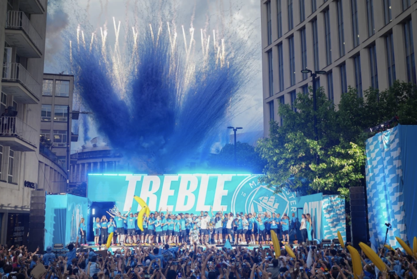 Man City diễu h&agrave;nh mừng c&ocirc;ng, 100.000 CĐV đội mưa đ&oacute;n c&uacute;p - Ảnh 17.