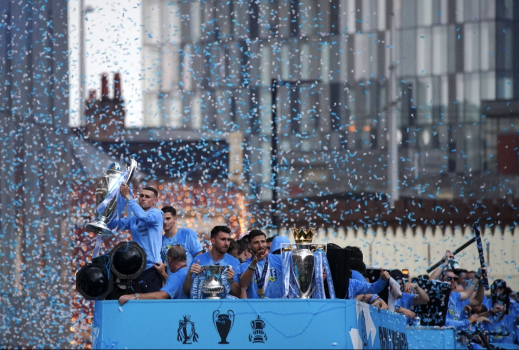 Man City diễu h&agrave;nh mừng c&ocirc;ng, 100.000 CĐV đội mưa đ&oacute;n c&uacute;p - Ảnh 7.