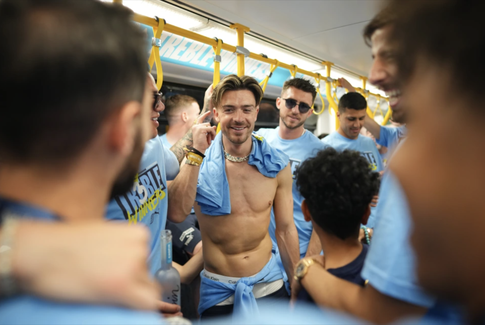 Man City diễu h&agrave;nh mừng c&ocirc;ng, 100.000 CĐV đội mưa đ&oacute;n c&uacute;p - Ảnh 4.
