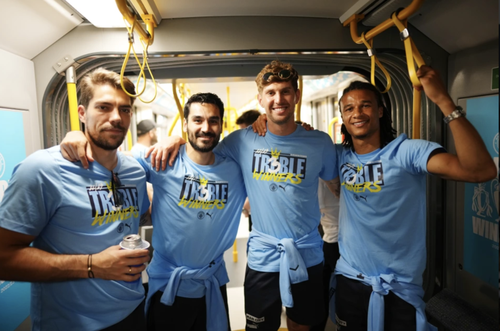 Man City diễu h&agrave;nh mừng c&ocirc;ng, 100.000 CĐV đội mưa đ&oacute;n c&uacute;p - Ảnh 2.