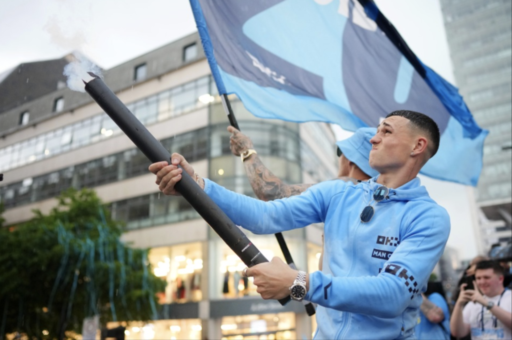 Man City diễu h&agrave;nh mừng c&ocirc;ng, 100.000 CĐV đội mưa đ&oacute;n c&uacute;p - Ảnh 10.