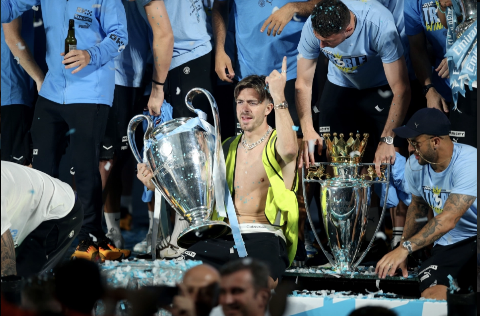 Man City diễu h&agrave;nh mừng c&ocirc;ng, 100.000 CĐV đội mưa đ&oacute;n c&uacute;p - Ảnh 15.