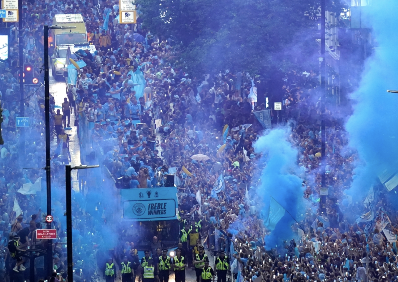 Man City diễu h&agrave;nh mừng c&ocirc;ng, 100.000 CĐV đội mưa đ&oacute;n c&uacute;p - Ảnh 11.