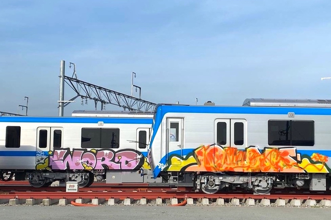 Đã biết được thông tin một người vẽ bậy lên đoàn tàu Metro