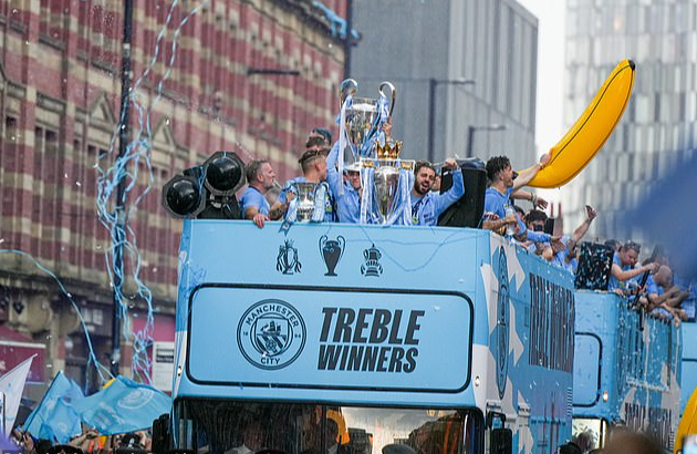 Man City diễu h&agrave;nh mừng c&ocirc;ng, 100.000 CĐV đội mưa đ&oacute;n c&uacute;p - Ảnh 13.