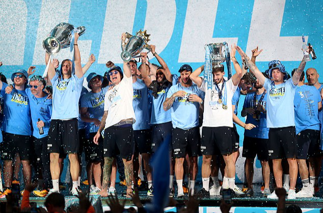 Man City diễu hành mừng công, 100.000 CĐV đội mưa đón cúp