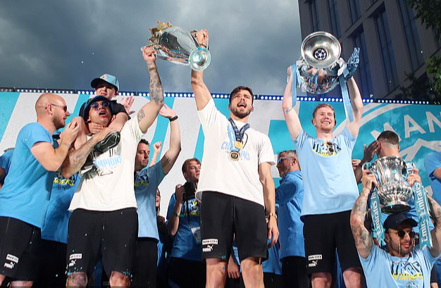 Man City diễu h&agrave;nh mừng c&ocirc;ng, 100.000 CĐV đội mưa đ&oacute;n c&uacute;p - Ảnh 16.