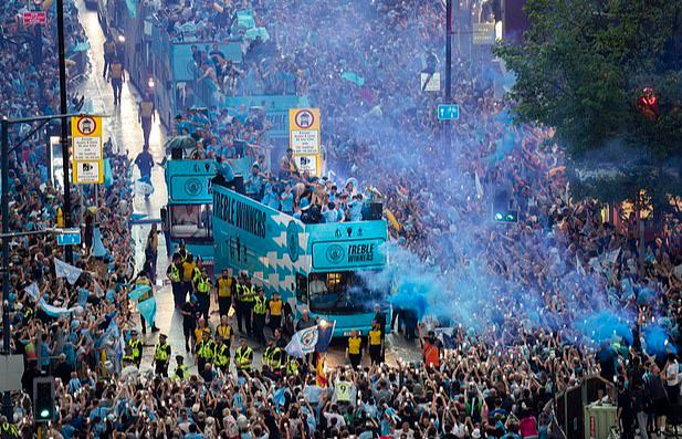 Man City diễu h&agrave;nh mừng c&ocirc;ng, 100.000 CĐV đội mưa đ&oacute;n c&uacute;p - Ảnh 5.