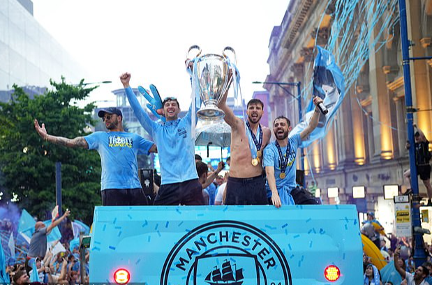 Man City diễu h&agrave;nh mừng c&ocirc;ng, 100.000 CĐV đội mưa đ&oacute;n c&uacute;p - Ảnh 12.