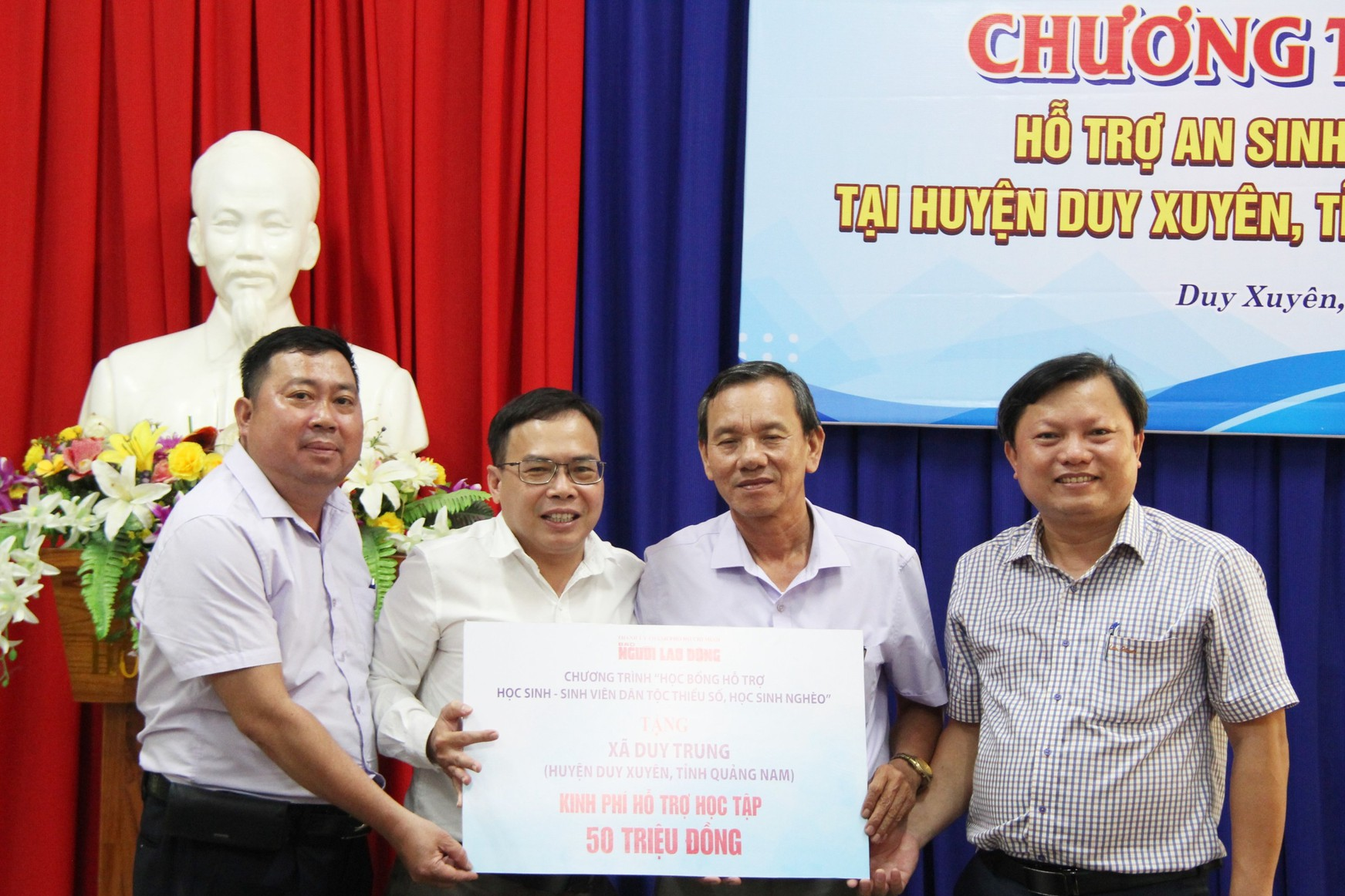 Cờ Tổ quốc, học bổng và quà đến với tỉnh Quảng Nam