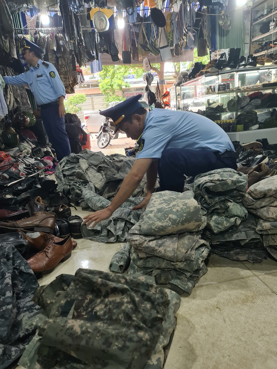 Đến lượt Đắk Lắk ph&aacute;t hiện hơn 1.200 bộ quần &aacute;o rằn ri l&agrave; h&agrave;ng lậu - Ảnh 3.